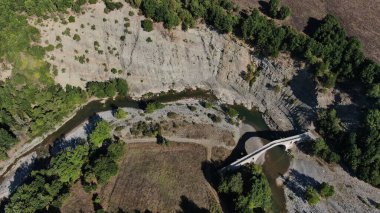 Aziz Aga 'nın eski taş köprüsü, Venetikos nehri, hava aracı manzarası, Grevena, Makedonya, Yunanistan