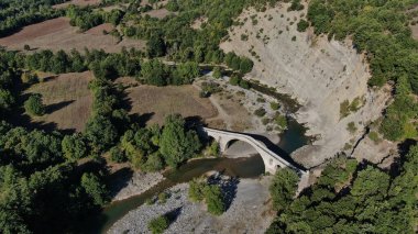 Aziz Aga 'nın eski taş köprüsü, Venetikos nehri, hava aracı manzarası, Grevena, Makedonya, Yunanistan