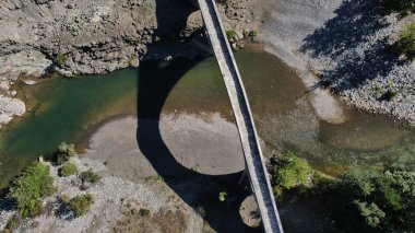 Aziz Aga 'nın eski taş köprüsü, Venetikos nehri, hava aracı manzarası, Grevena, Makedonya, Yunanistan