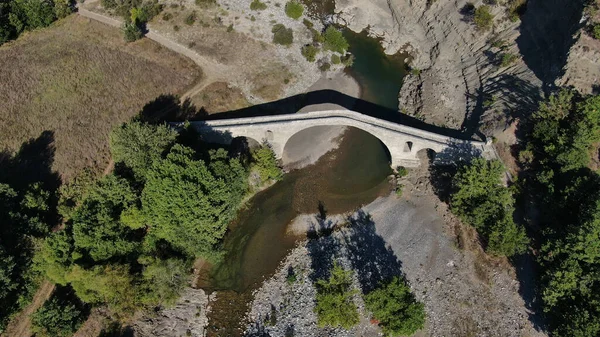 Aziz Aga 'nın eski taş köprüsü, Venetikos nehri, hava aracı manzarası, Grevena, Makedonya, Yunanistan