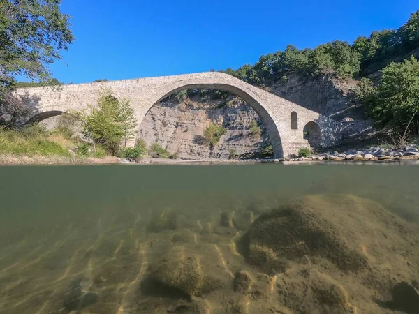 Παλαιά Πέτρινη Γέφυρα Αζίζ Αγά Βενετικός Ποταμός Μισή Υποβρύχια Θέα — Φωτογραφία Αρχείου