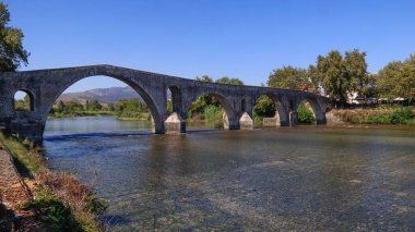 Arta 'nın eski taş köprüsü, Arachthos nehri, Epirus, Yunanistan