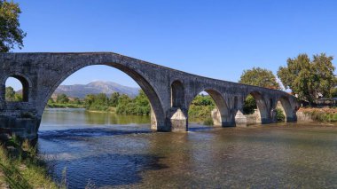 Arta 'nın eski taş köprüsü, Arachthos nehri, Epirus, Yunanistan