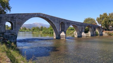 Arta 'nın eski taş köprüsü, Arachthos nehri, Epirus, Yunanistan