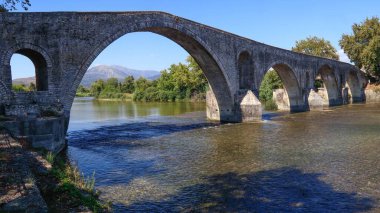 Arta 'nın eski taş köprüsü, Arachthos nehri, Epirus, Yunanistan