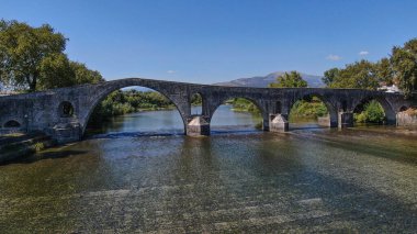 Arta 'nın eski taş köprüsü, Arachthos nehri, hava aracı manzarası, Epirus, Yunanistan