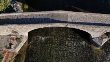 Arta 'nın eski taş köprüsü, Arachthos nehri, hava aracı manzarası, Epirus, Yunanistan