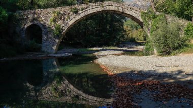 Eski taş köprü Kaber Ağa, Zagoritikos Nehri, Zagori, Epirus, Yunanistan