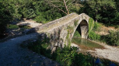 Eski taş köprü Kaber Ağa, Zagoritikos Nehri, Zagori, Epirus, Yunanistan