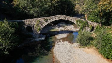Eski taş köprü Kaber Ağa, Zagoritikos Nehri, Zagori, Epirus, Yunanistan