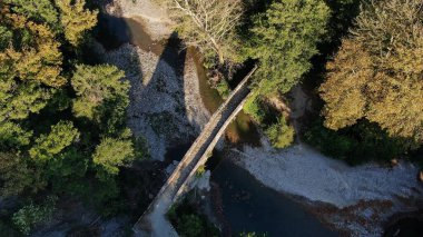 Eski taş köprü Kaber Ağa, Zagoritikos nehri, hava aracı manzarası, Zagori, Epirus, Yunanistan