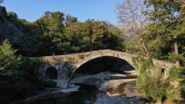Eski taş köprü Kaber Ağa, Zagoritikos nehri, hava aracı manzarası, Zagori, Epirus, Yunanistan