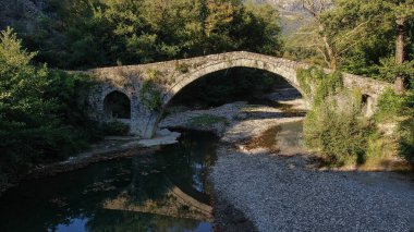 Eski taş köprü Kaber Ağa, Zagoritikos nehri, hava aracı manzarası, Zagori, Epirus, Yunanistan