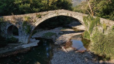 Eski taş köprü Kaber Ağa, Zagoritikos nehri, hava aracı manzarası, Zagori, Epirus, Yunanistan
