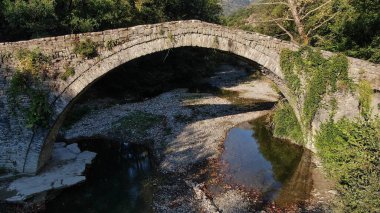 Eski taş köprü Kaber Ağa, Zagoritikos nehri, hava aracı manzarası, Zagori, Epirus, Yunanistan