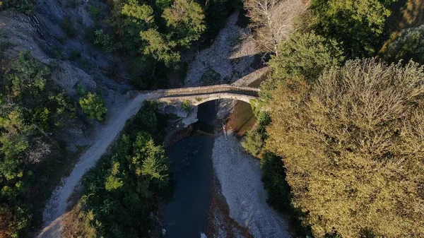 Alte Steinbrücke Kaber Aga Fluss Zagoritikos Drohnenaufnahme Zagori Epirus Griechenland — Stockfoto