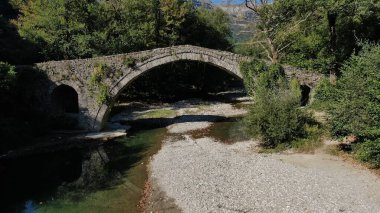Eski taş köprü Kaber Ağa, Zagoritikos nehri, hava aracı manzarası, Zagori, Epirus, Yunanistan