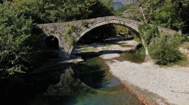 Eski taş köprü Kaber Ağa, Zagoritikos nehri, hava aracı manzarası, Zagori, Epirus, Yunanistan