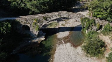Eski taş köprü Kaber Ağa, Zagoritikos nehri, hava aracı manzarası, Zagori, Epirus, Yunanistan