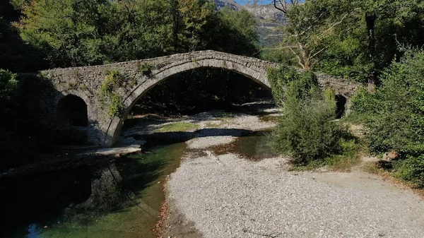 古石桥Kaber Aga Zagoritikos River Aerial Drone View Zagori Epirus Greece — 图库照片