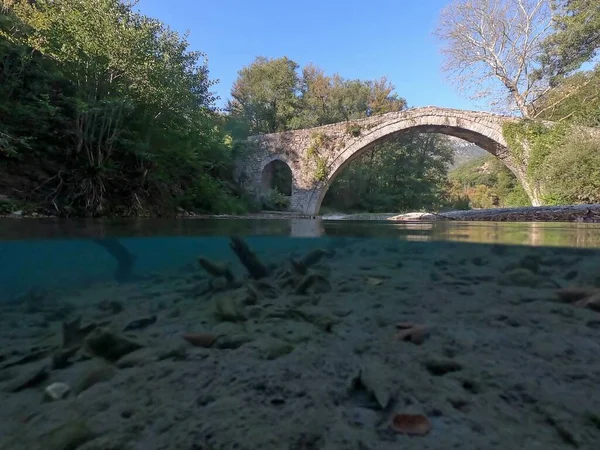 Παλαιά Πέτρινη Γέφυρα Kaber Aga Ζαγορίτικος Ποταμός Μισή Υποβρύχια Θέα — Φωτογραφία Αρχείου