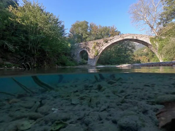 Παλαιά Πέτρινη Γέφυρα Kaber Aga Ζαγορίτικος Ποταμός Μισή Υποβρύχια Θέα — Φωτογραφία Αρχείου