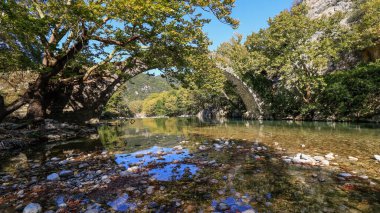 Kleidonia 'nın eski taş köprüsü, Voidomatis nehri, Vikos vadisi, Zagori Ioannina, Epirus, Yunanistan