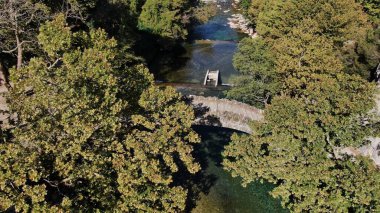 Kleidonia 'nın eski taş köprüsü, Voidomatis nehri, hava aracı manzarası, Vikos boğazı, Zagori Ioannina, Epirus, Yunanistan