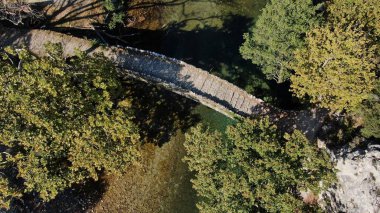 Kleidonia 'nın eski taş köprüsü, Voidomatis nehri, hava aracı manzarası, Vikos boğazı, Zagori Ioannina, Epirus, Yunanistan
