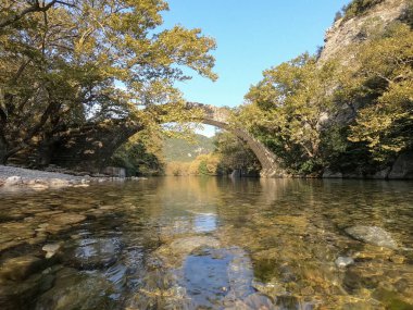 Kleidonia 'nın eski taş köprüsü, Voidomatis nehri, Vikos vadisi, Zagori Ioannina, Epirus, Yunanistan