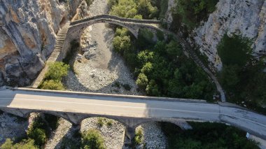 Kokkori 'nin eski taş köprüsü, hava aracı manzarası, Zagori Ioannina, Epirus, Yunanistan