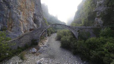 Kokkori 'nin eski taş köprüsü, Zagori Ioannina, Epirus, Yunanistan