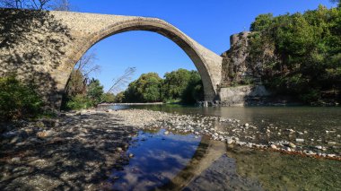 Konitsa 'nın eski taş köprüsü, Aoos nehri, Epirus, Yunanistan