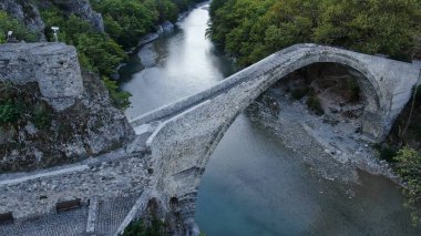 Konitsa 'nın eski taş köprüsü, Aoos nehri, hava aracı manzarası, Epirus, Yunanistan