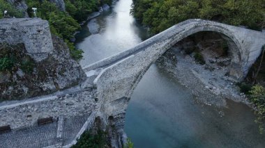 Konitsa 'nın eski taş köprüsü, Aoos nehri, hava aracı manzarası, Epirus, Yunanistan