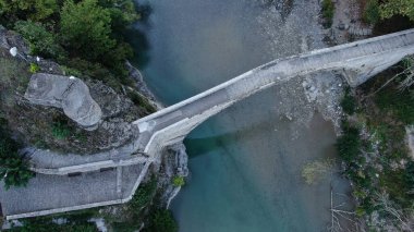 Konitsa 'nın eski taş köprüsü, Aoos nehri, hava aracı manzarası, Epirus, Yunanistan