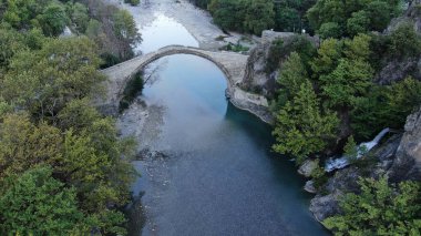 Konitsa 'nın eski taş köprüsü, Aoos nehri, hava aracı manzarası, Epirus, Yunanistan
