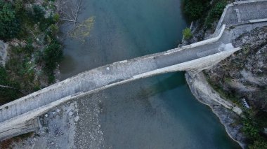 Konitsa 'nın eski taş köprüsü, Aoos nehri, hava aracı manzarası, Epirus, Yunanistan