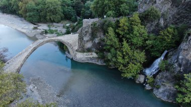 Konitsa 'nın eski taş köprüsü, Aoos nehri, hava aracı manzarası, Epirus, Yunanistan