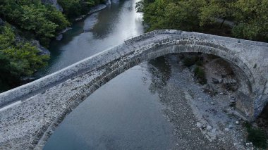 Konitsa 'nın eski taş köprüsü, Aoos nehri, hava aracı manzarası, Epirus, Yunanistan