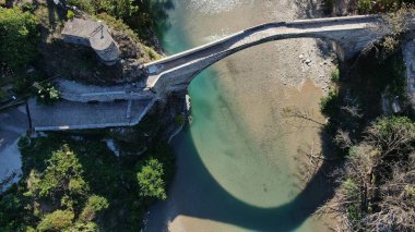 Konitsa 'nın eski taş köprüsü, Aoos nehri, hava aracı manzarası, Epirus, Yunanistan