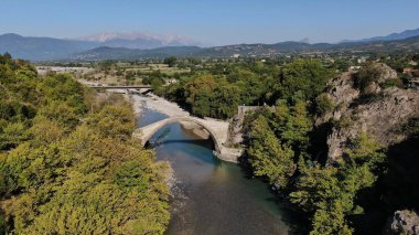 Konitsa 'nın eski taş köprüsü, Aoos nehri, hava aracı manzarası, Epirus, Yunanistan