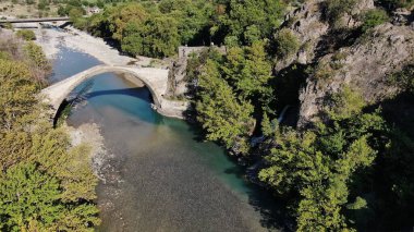 Konitsa 'nın eski taş köprüsü, Aoos nehri, hava aracı manzarası, Epirus, Yunanistan