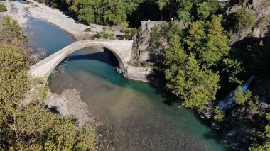 Konitsa 'nın eski taş köprüsü, Aoos nehri, hava aracı manzarası, Epirus, Yunanistan