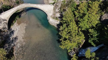 Konitsa 'nın eski taş köprüsü, Aoos nehri, hava aracı manzarası, Epirus, Yunanistan