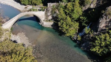 Konitsa 'nın eski taş köprüsü, Aoos nehri, hava aracı manzarası, Epirus, Yunanistan