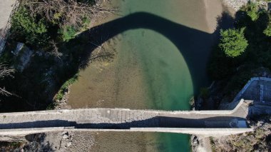 Konitsa 'nın eski taş köprüsü, Aoos nehri, hava aracı manzarası, Epirus, Yunanistan