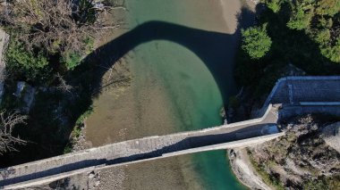 Konitsa 'nın eski taş köprüsü, Aoos nehri, hava aracı manzarası, Epirus, Yunanistan