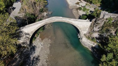 Konitsa 'nın eski taş köprüsü, Aoos nehri, hava aracı manzarası, Epirus, Yunanistan
