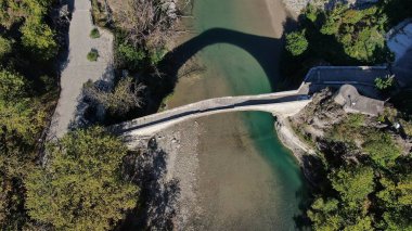 Konitsa 'nın eski taş köprüsü, Aoos nehri, hava aracı manzarası, Epirus, Yunanistan